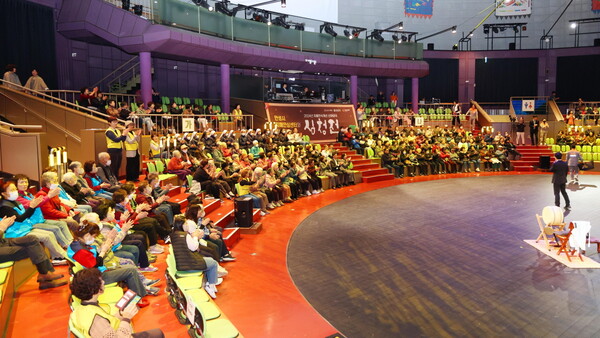 안성시치매안심센터는 지난 23일 남사당실내공연장에서 지역주민, 치매환자와 가족 350여 명이 참석한 가운데 치매인식개선을 위한 신마당극 ‘심청전’ 공연을 성황리에 마쳤다고 밝혔다. (사진=안성시)