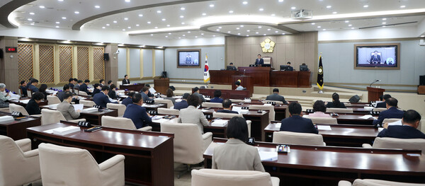 수원시의회(의장 이재식)가 10월25일 제387회 임시회 제3차 본회의를 열어 조례안, 동의안 등 51개 안건을 처리하고 11일간의 일정을 마무리했다. (사진=수원시의회)