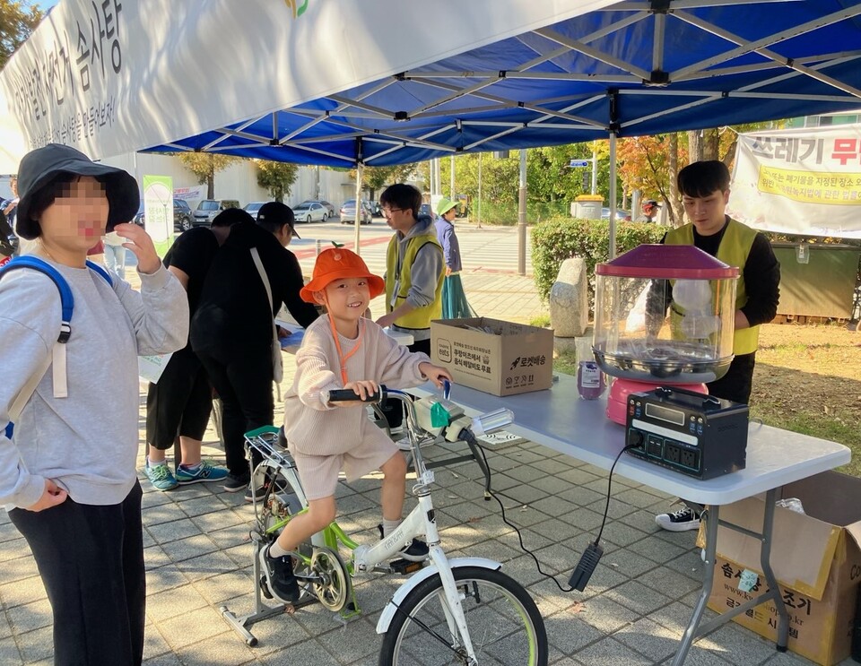 26일 인천 미추홀구는 에코센터 일원에서 1,500여 명의 주민이 참여한 가운데 자원순환 실천 문화 확산을 위한 ‘미추홀에코나눔장터’를 개최했다.(사진=인천 미추홀구)