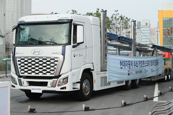 평택시가 10월28일 평택항 수소교통복합기지에서 수소연료 자동차 운반 트럭(카트랜스포터) 1호차 인도식을 개최하고 평택항을 거점으로 운행하는 자동차 운반 트럭들을 수소연료로 전환해 나가겠다고 밝혔다. (사진=평택시)