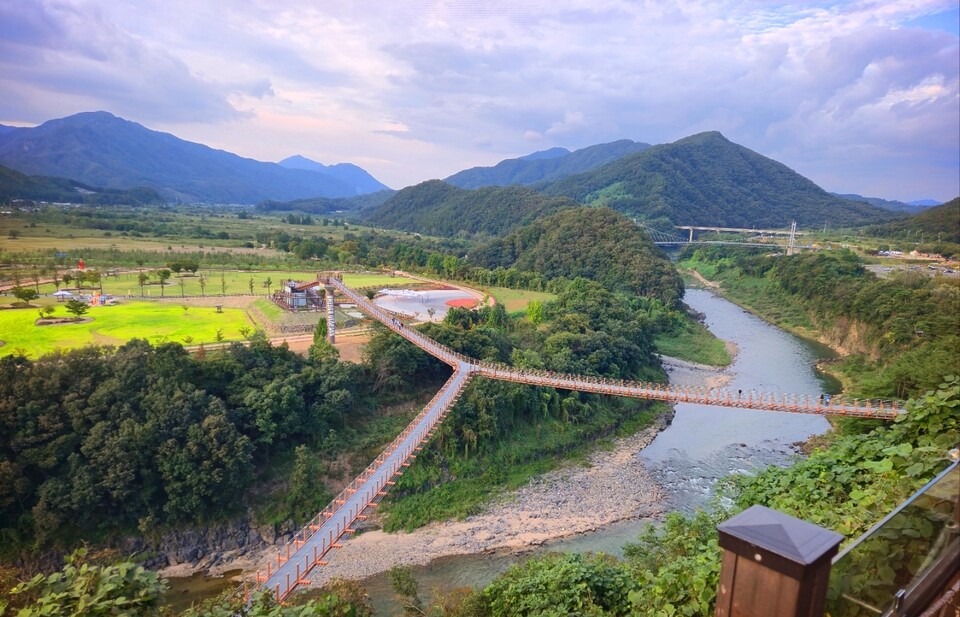 지난 7일 개장한 한탄강 Y자형 출렁다리는 길이 410m로 국내 최장길이를 자랑한다. (사진=포천시)