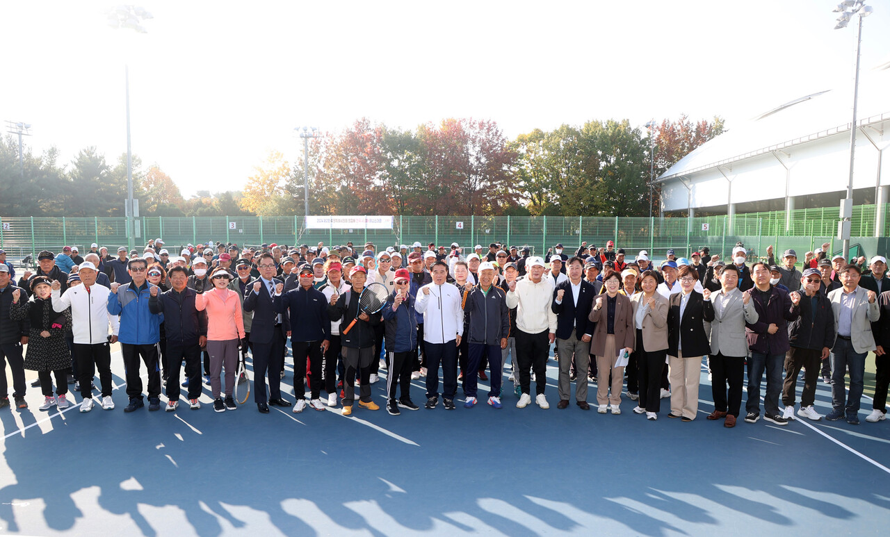 수원시의회가 10월30일 수원만석공원 테니스장에서 제2회 수원시의회 의장배 시니어테니스대회를 개최했다.  (사진=수원시의회)