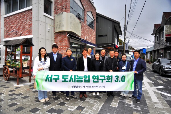 서구의회 의원 연구단체가 정선군 고한읍을 방문, 문화 재생 6차산업 운영 모델을 돌아보고 정책 연구를 수행 중인 용역사의 연구 활동 중간 점검을 진행했다.(사진=서구의회)