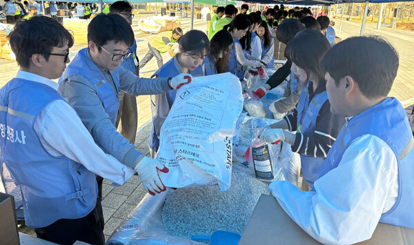 인천항만공사와 그린파트너 기관 임직원, 자원봉사자들이 31일 불가사리 제설제 키트를 제작하고 있다.(사진=인천항만공사)