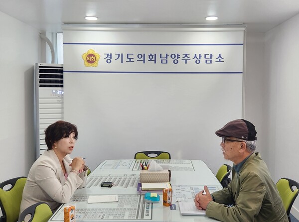 정경자 도의원은 지난달31일 경기도의회 남양주상담소에서 경기도원폭피해자협의회 이대수 이사와 만나 원폭피해자지원위원회 운영에 관한 사항에 대해 청취했다.(사진=경기도의회)