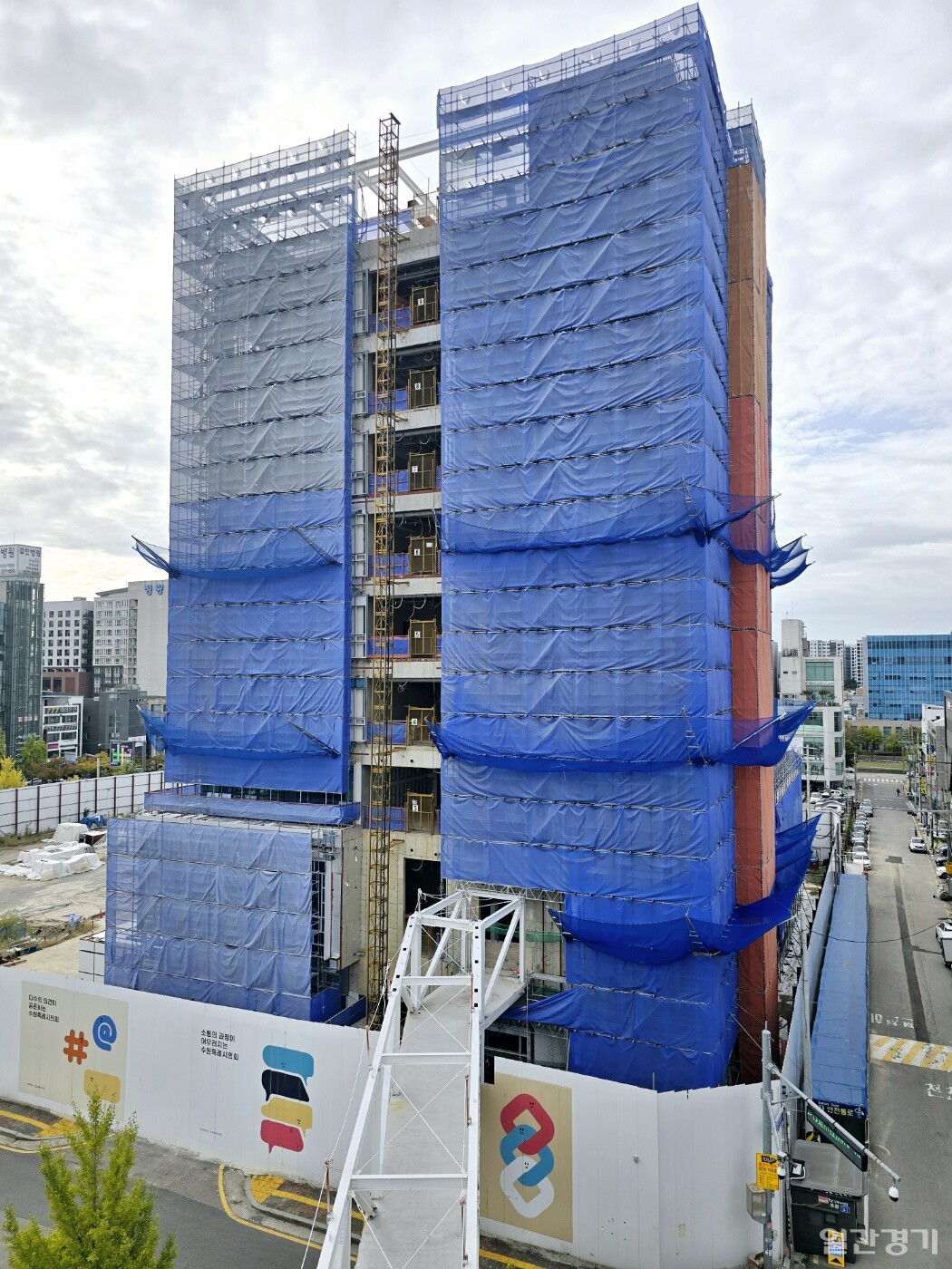 수원시는 지난 5월 수원시의회와 함께 구성한 시의회 청사 T/F 정책추진단의 결정에 따라 수원시의회 청사 공사를 중단한 도급사와 계약 해지 후 새로운 시공사를 선정해 공사를 재개하기로 했다. 사진은 수원시의회 청사 공사 현장. (사진=김희열 기자)