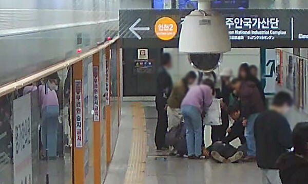 인천 주안역 승강장세서 인천교통공사 기계파트 김동언 주임이 시민들과 응급환자 상태를 살피고 있다.(사진=인천교통공사)