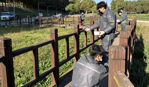 IPA 직원과 인천시자원봉사센터· 지역주민이 승기천 주변 환경정비 활동을 하고 있다.(사진=인천항만공사)