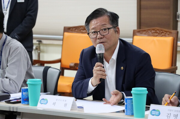 경기도의회 건설교통위원회 허원(국민의힘, 이천2) 위원장이 11월4일 이천시 농업기술센터에서 열린 ‘인삼 영농폐기물 처리(재활용) 개선 방안 회의’에서 발언하고 있다. (사진=경기도의회)