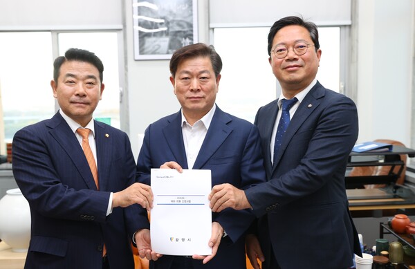 박승원 광명시장은 6일 오후 국회에서 박정 예결위원장을 만나 “윤석열 정부의 지방교부세 삭감으로 국민 생활과 지방 경제 기초가 흔들릴 위기”라며 “정부는 지방자치와 분권에 대한 몰이해에서 벗어나 안정적인 지방재정 확보 정책 수립을 서둘러야 한다”고 말했다. 사진 왼쪽부터 박정 국회 예결위원장, 박승원 광명시장, 김승원 더불어민주당 경기도당 위원장.