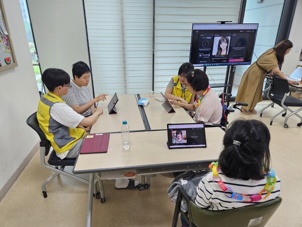 수원시홍재장애인주간보호시설은 경기문화재단에서 후원하는 ai 활용 장애 예술 활동 지원 공모사업에 선정됐다고 밝혔다. (사진=수원시홍재장애인주간보호시설)