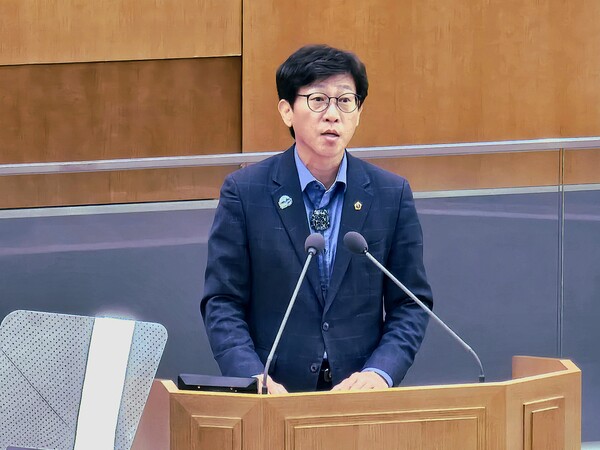 경기도의회 안전행정위원회 국중범(민주당, 성남4) 의원이 11월7일 제379회 정례회 제3차 본회의에서 최근 성남지역에서 발생된 교육당국의 안일한 행정처리에 대해 강하게 질타했다.