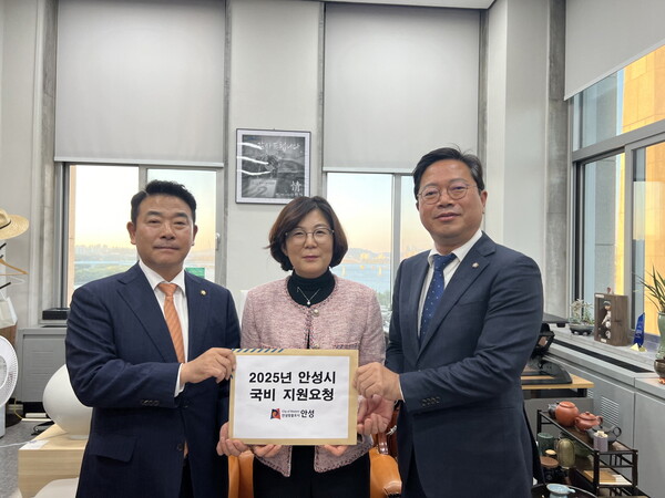 김보라 안성시장이 2025년 예산 편성에 즈음하여 박정(더불어민주당, 파주시을) 국회 예산결산위원장을 만나 시 주요사업들을 설명하면서 국비확보 지원을 요청했다. (사진=안성시)