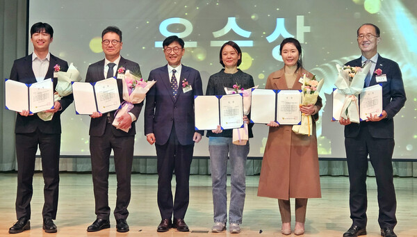 제11회 대한민국 독서경영 시상식에서 (오른쪽 첫 번째)김순철 IPA  경영부문 부사장이 우수상을 수상하고 기념촬영을 하고 있다.(사진=인천항만공사)