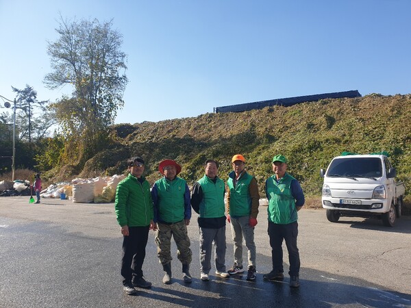 연천군 전곡읍은 지난 11월3일부터 6일까지 4일간 전곡읍행정복지센터 인근 공영주차장 집하장에서 영농폐기물을 집중 수거했다고 밝혔다. (사진=연천군)