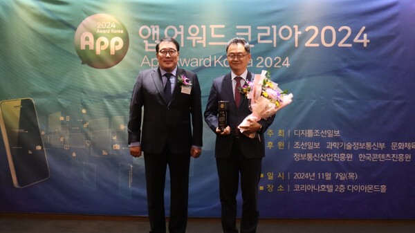 경기교통공사에서 운영하는 경기도형 통합교통 플랫폼 ‘똑타’가 모바일 앱 최고 권위의 시상식인 '앱 어워드 코리아 2024'에서 민경선 경기교통공사 사장이 대상을 수상을 했다. (사진=경기교통공사)