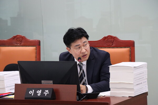  경기도의회 이영주(국민의힘, 양주1) 의원이 11월13일 제379회 정례회 건설교통위원회 교통국 행정사무감사에서 마을버스, 똑버스의 노선중복 등 경기도 교통체계 비효율성과 개인형이동장치(PM)의 관리 문제를 지적하고 이에 대한 여러 가지 신선한 대안을 제시했다. (사진=경기도의회)