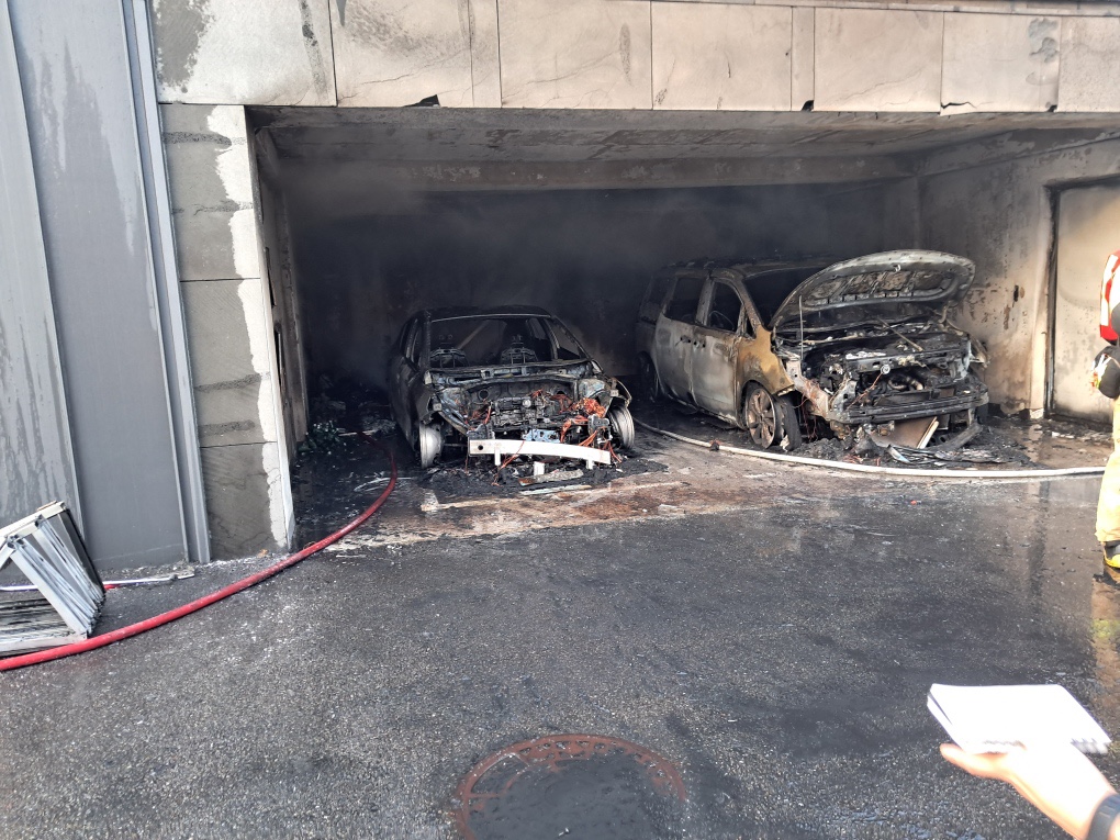 11월14일 오전 7시 40분께 용인시 기흥구 공세동의 한 주택 주차장에서 충전 중이던 전기차에서 불이 나 옆에 주차된 카니발 차량 등 2대가 전소됐다. (사진=경기소방본부)