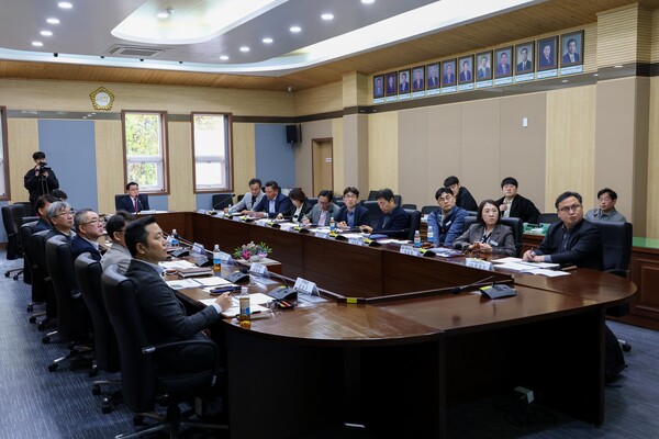 평택시의회 평택시 주차난 해소를 위한 연구회는 11월14일 시의회 간담회장에서 평택시 주차난 해소를 위한 개선 방안 연구에 대한 정책 연구용역 최종 보고회를 개최했다. (사진=평택시의회)