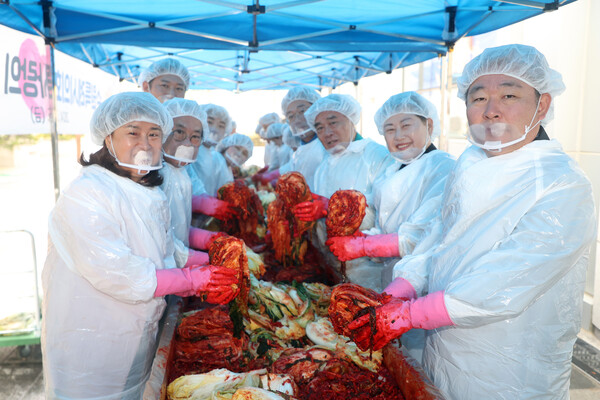 수원시의회가 11월15일 수원시청 별관 앞 광장에서 연말을 맞아 어려운 이웃에게 따뜻한 온정을 나누기 위한 사랑의 김장나눔 행사를 실시했다. (사진=수원특례시의회)
