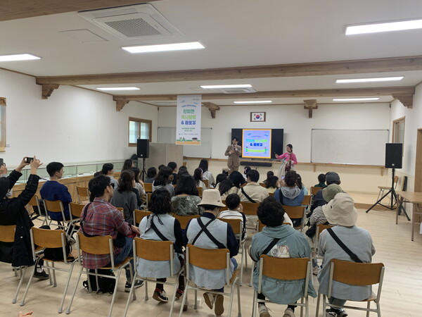 평택문화원은 11월15일, 16일 총 2일에 걸쳐 2024 향교·서원 국가유산 활용 사업으로 ‘진위현 역사탐방 & 플로깅’을 진행했다. (사진=평택문화원)