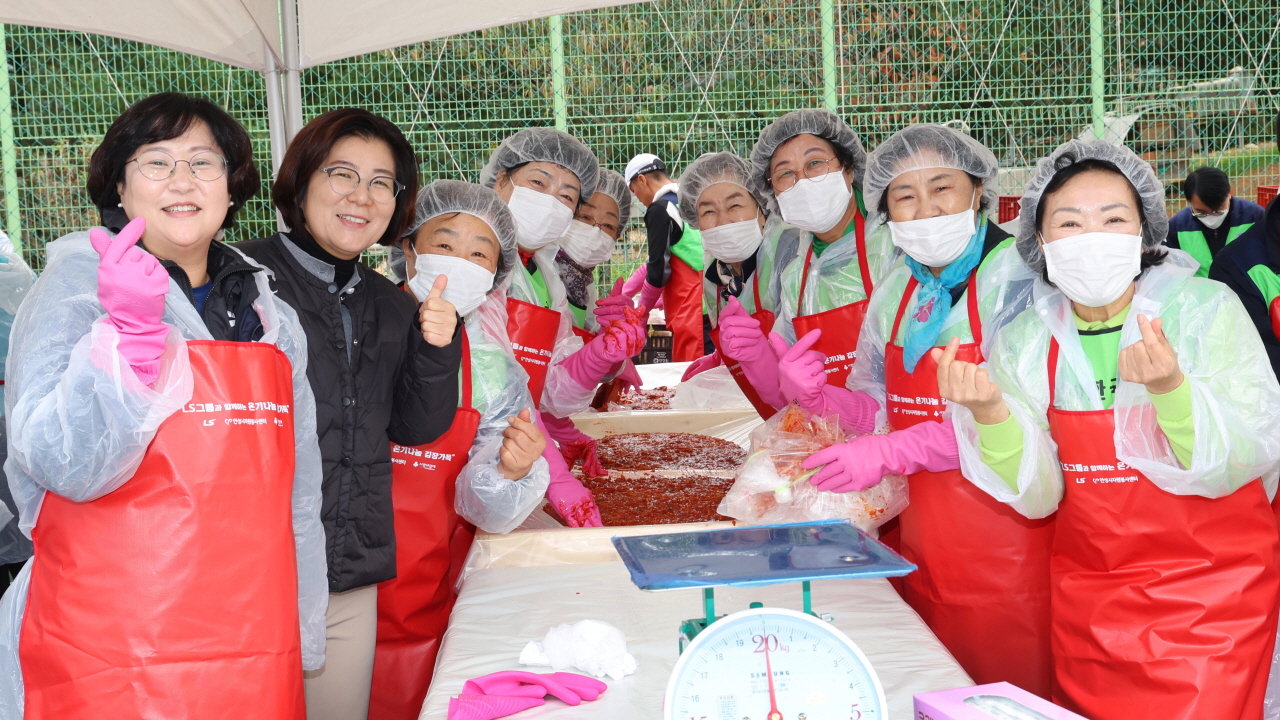 LS그룹이 지난 11월16일 LS미래원에서 안성시와 함께 '온기나눔 김장가득' 행사를 개최했다. (사진=안성시)