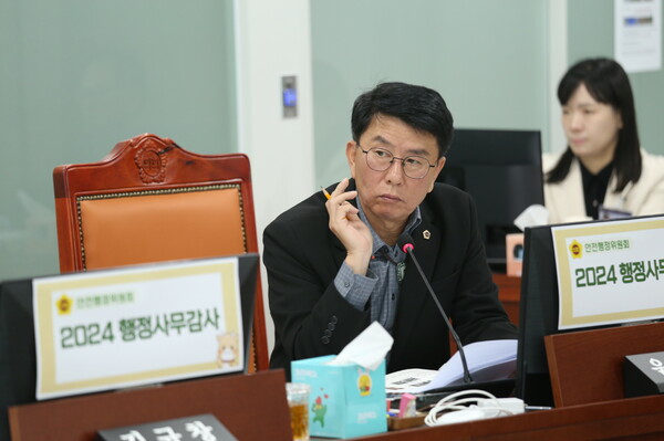 경기도의회 안전행정위원회 윤성근(국민의힘, 평택4) 부위원장은 11월18일 열린 안전관리실에 대한 행정사무감사에서 도내 안전진단전문기관의 운영 실태와 관광시설 관리 상태를 점검하며, 철저한 관리와 실효성 있는 개선책 마련을 요구했다.(사진=경기도의회)