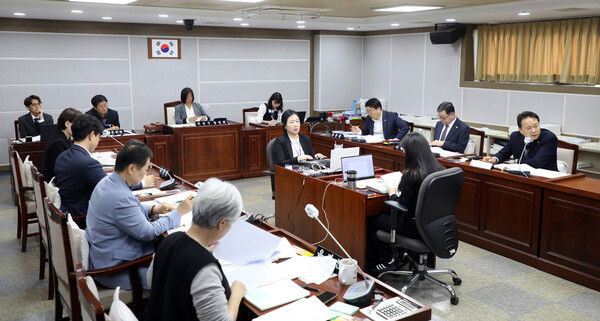 수원시의회 기획경제위원회는 11월19일 감사관과 인권담당관에 대한 행정사무감사를 진행했다. (사진=수원특례시의회)