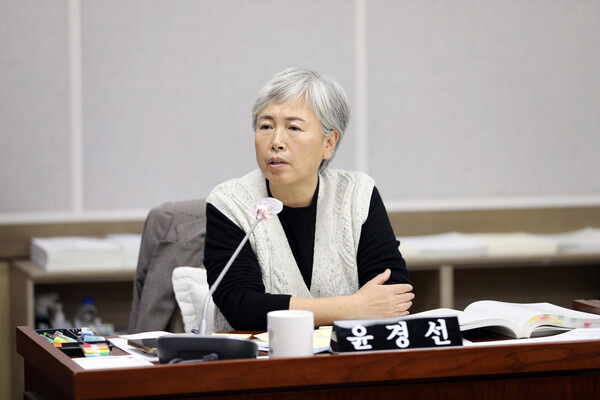 수원시의회 기획경제위원회 윤경선 의원은 11월19일부터 진행 중인 2024년 행정사무감사에서 인권담당관과 감사관에 대해 시민과 노동자들의 휴식권 강화 및 공공건설 사업장 안전관리의 내실화 등을 주문했다.