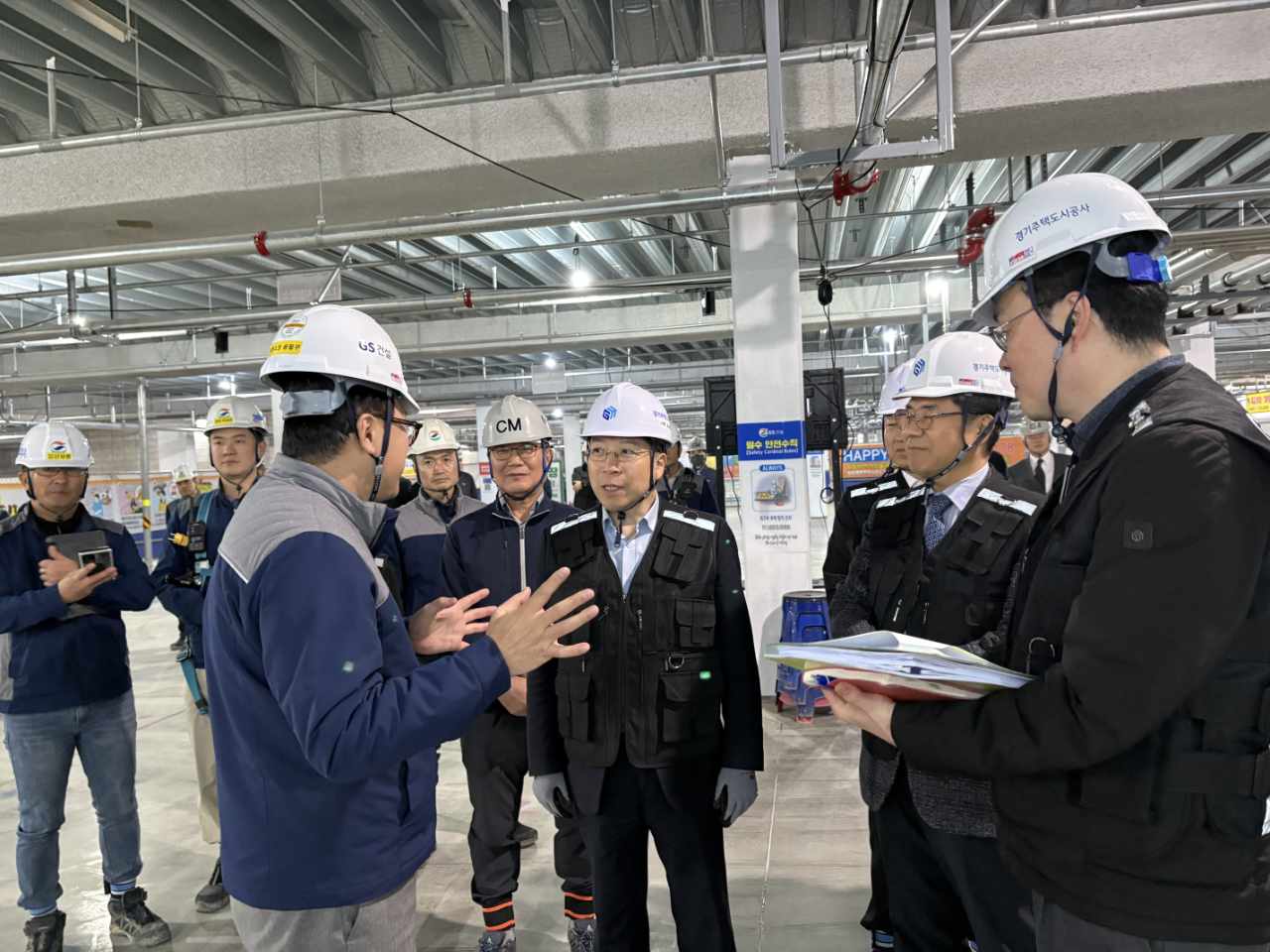김세용 경기주택도시공사 사장이 21일 화성 동탄2 A93블록 건설 현장을 방문해 안전사고 예방을 위한 안전 점검을 실시하고 있다. (사진=GH)