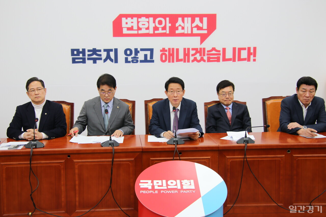 김상훈 국민의힘 정책위의장은 11월22일 국회에서 만난 기자들에게 “(추경에 대해) 구체적인 협의는 검토한 바 없다”라면서도 “양극화 해소라든지 내수경기 진작 부분에서 그런 (추경의 필요) 부분이 있을 수 있다는 판단이 들었고”라고 말했다.(사진=조태근 기자)