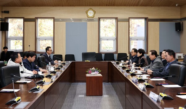 평택시의회는 11월22일 시의회 3층 간담회장에서 전직 시의원으로 구성된 의정동우회와의 간담회를 가졌다. (사진=평택시의회)