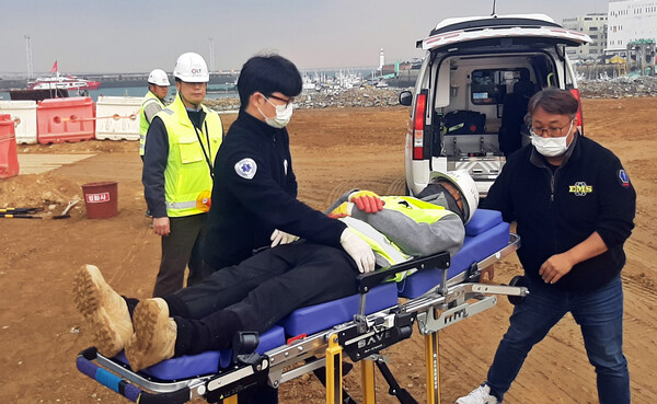인천항만공사는 11월21일 연안항 물양장 매립 및 부지조성공사 현장에서 LT삼보㈜ 등 시공업체와 함께 재난대응훈련을 실시했다.(사진=인천항만공사)