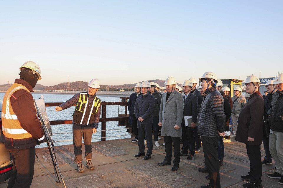  최근 22일 김정헌 인천 중구청장이 ‘영종~신도 평화도로 건설공사’ 현장을 방문해 안전 시공을 당부했다.(사진=중구)