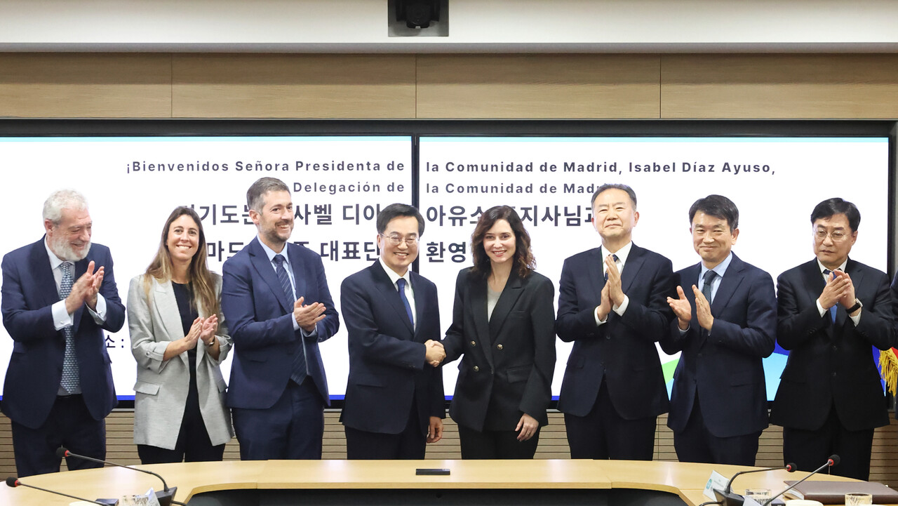 2025년 한-스페인 수교 75주년을 앞두고 김동연 경기도지사가 25일 경기도청에서 이사벨 디아스 아유소(Isabel Díaz Ayuso) 스페인 마드리드주 주지사와 만나 양 지방정부간 협력 분야에 대해 의견을 나눴다.  (사진=경기도)