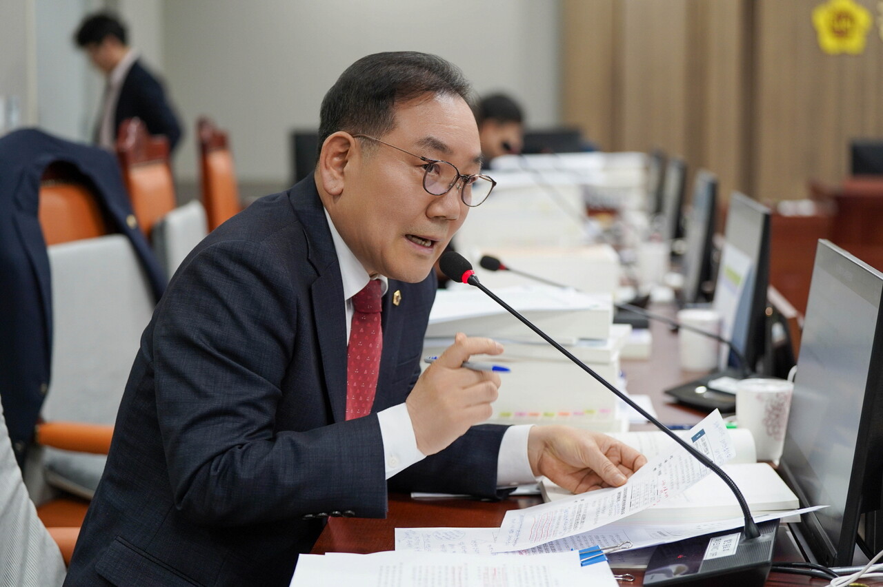 최승용 도의원이 25일 도시주택실 대상으로 실시한 2025년 예산안 심사에서 소규모 공동주택은 관리체계 부재로 안전 사각지대로 전락될 우려가 있다고 지적하고 있다. (사진=경기도의회)