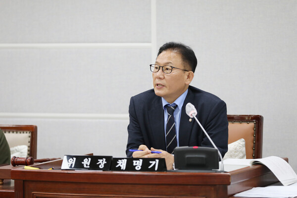 수원시의회 환경안전위원회 채명기 위원장은 11월25일 2024년도 환경국 행정사무감사에서 예산 수립의 타당성을 확보하고 공정한 방식으로 사업자를 선정해 줄 것과 투명하고 계획적인 예산집행을 촉구했다. (사진=수원시의회)