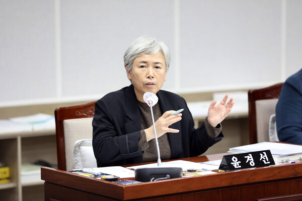 수원시의회 기획경제위원회 윤경선 의원은 11월26일 경제정책국 기업일자리정책과 행정사무감사에서 건설업 일자리 감소 문제와 외국인 근로자 정책의 필요성을 강조하며 시 차원의 적극적인 대책 마련을 촉구했다. (사진=수원시의회)