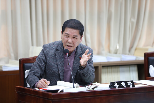 수원시의회 도시미래위원회 유재광의원은 11월25일 진행된 미래전략국 행정사무감사에서 수원 군공항으로 인한 군 소음과 고도 제한 피해를 최소화하기 위한 대책 마련을 강력히 촉구했다. (사진=수원시의회)
