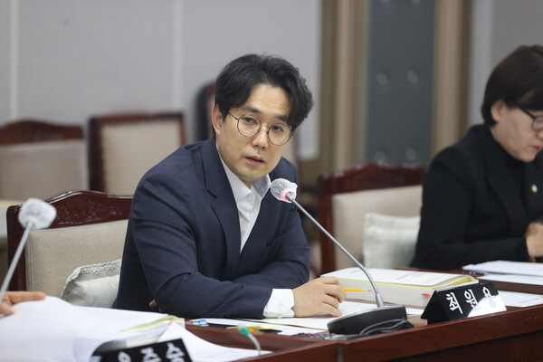 수원시의회 기획경제위원회 최원용 의원은 2024년 기획조정실에 대한 행정사무감사에서 시민의 불편 해소와 혜택 증가를 위한 정책 개선 및 대안 마련을 촉구했다. (사진=수원시의회)