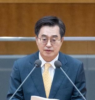 11월26일부터 3일째 계속되고 있는 폭설로 사고 위험이 높아지면서 김동연 경기도지사가 28일 도내 초등학교와 유치원을 대상으로 휴교‧휴원을 긴급 권고했다. 