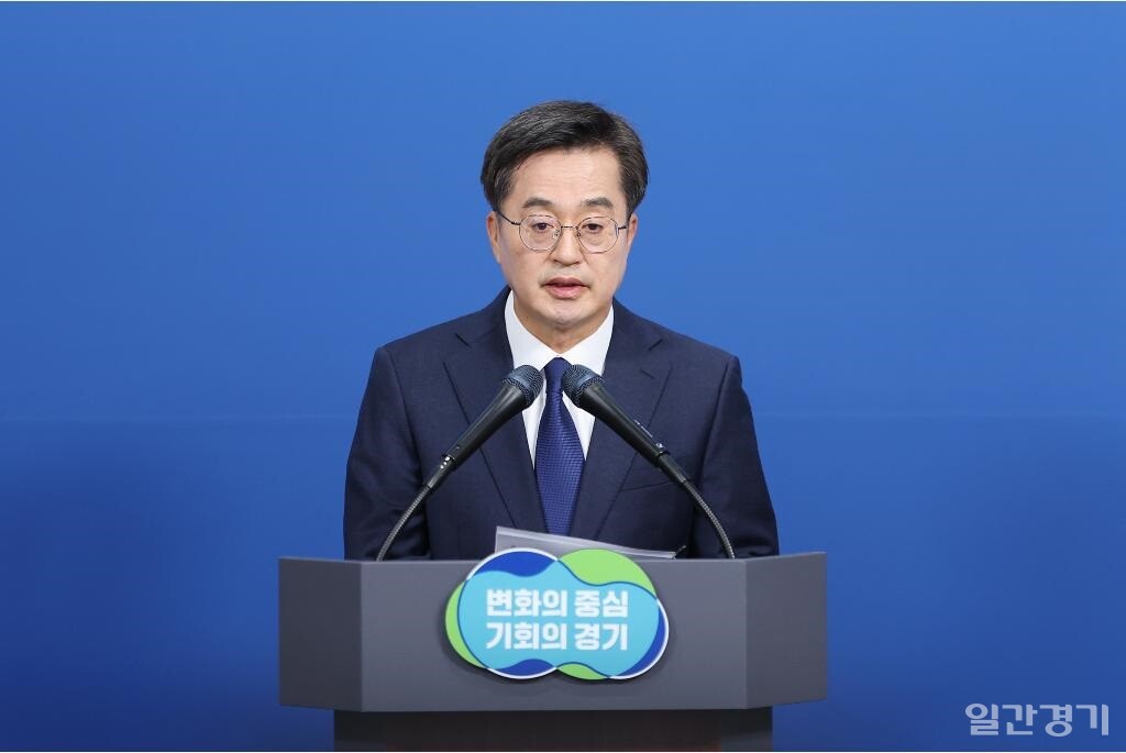 김동연 경기도지사는 11월28일 긴급 소집한 ‘대설 대책회의’에서 “지금은 눈이 생명과 안전을 위협하는 상황”이라며 “재정을 아끼지 말고 제설과 안전 대책에 총력을 다하라”고 지시했다. (사진=경기도)