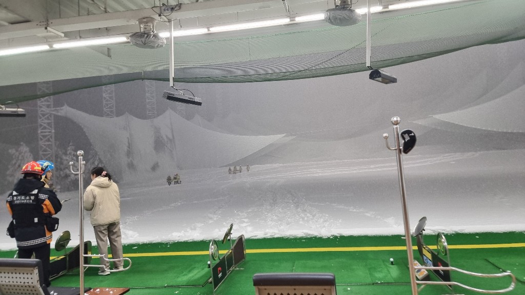 평택시 도일동의 한 골프연습장에서는 제설 작업 중 눈의 무게를 견디지 못한 안전막이 붕괴되며 작업자 1명이 숨졌다. (사진=경기소방재난본부)