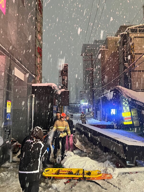 오산시 원동 모텔 간판이 폭설로 떨어지면서 50대 남성 1명이 머리를 다쳐 아주대외상센터로 이송됐다. (사진=경기소방재난본부)