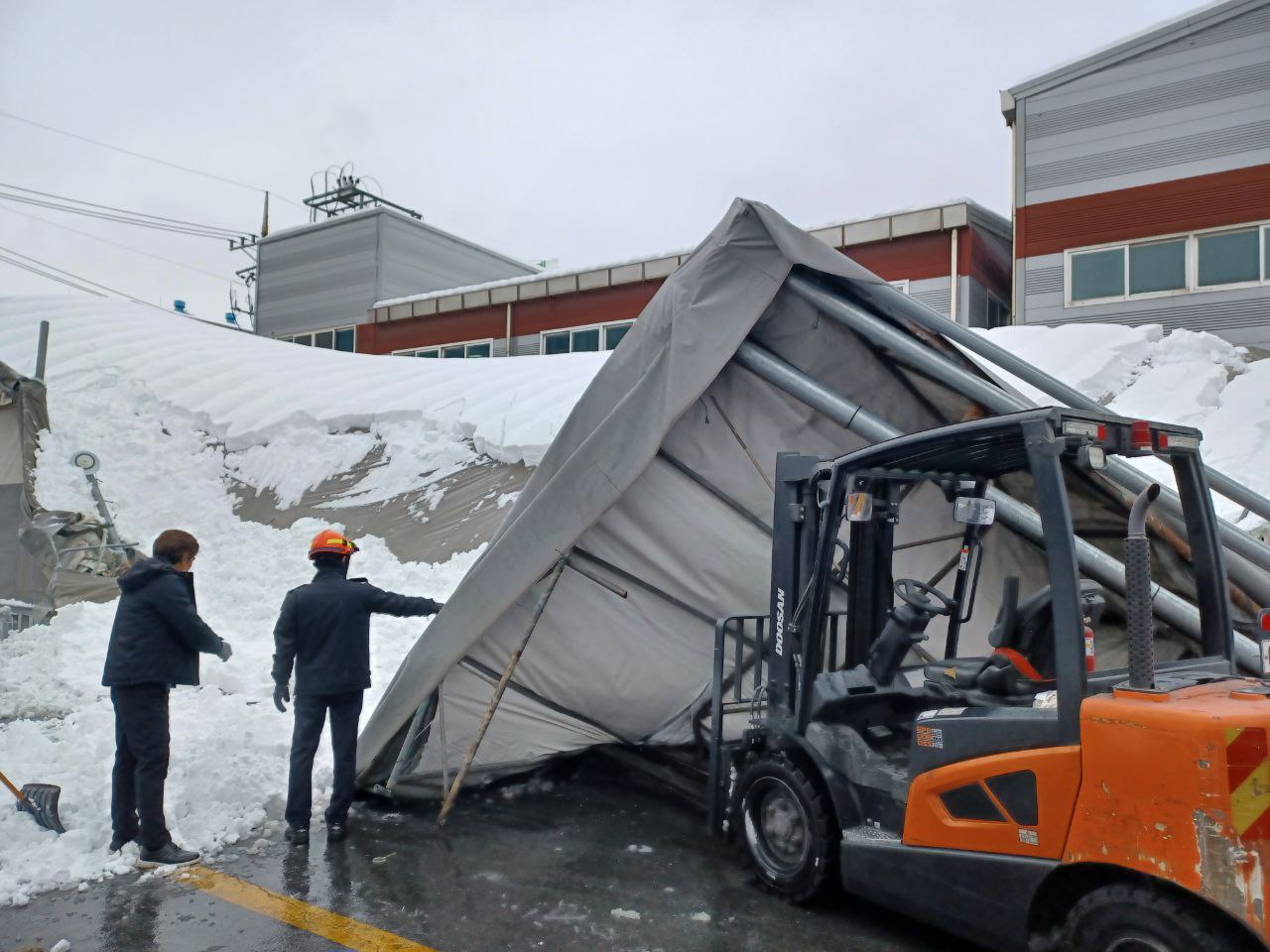 안산시 단원구 성곡동에서 제설 작업 중 알루미늄 창고 천막이 붕괴해 50대 남성이 하반신이 깔리는 사고가 발생했다. (사진=경기소방재난본부)