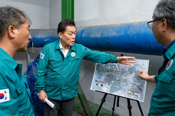 이재준 수원시장이 지난 7월 2일 화산지하차도에서 현장시장실을 열고, 현장 점검을 하고 있다.