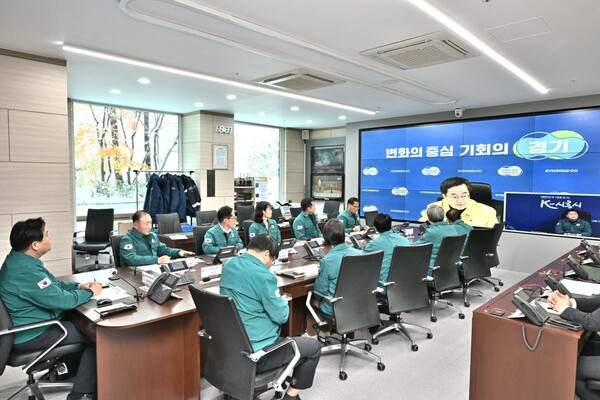 시흥시는 11월27일부터 경기도 전역에 내린 폭설에 대응하기 위해 비상근무를 3단계로 격상하고 폭설 피해를 최소화하는 데 총력을 기울이고 있다. (사진=시흥시)