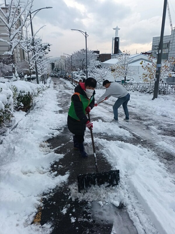 시흥시는 11월27일부터 경기도 전역에 내린 폭설에 대응하기 위해 비상근무를 3단계로 격상하고 폭설 피해를 최소화하는 데 총력을 기울이고 있다. (사진=시흥시)