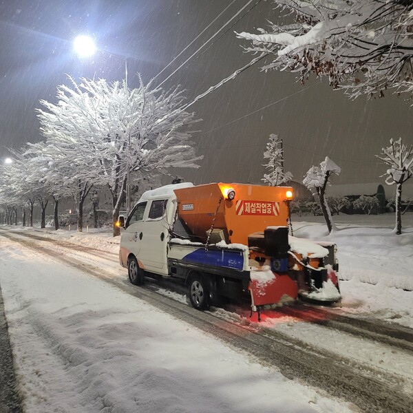 시흥시는 11월27일부터 경기도 전역에 내린 폭설에 대응하기 위해 비상근무를 3단계로 격상하고 폭설 피해를 최소화하는 데 총력을 기울이고 있다. (사진=시흥시)