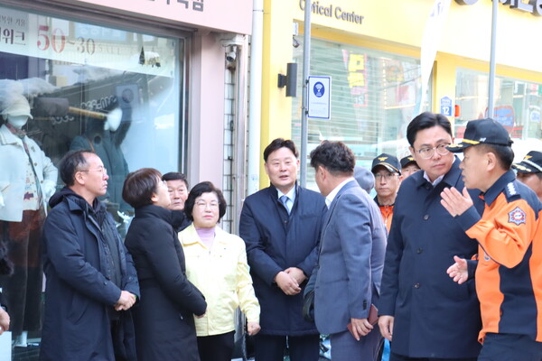 경기도의회 더불어민주당 최종현 대표의원 등 대표단이 28일 이번 폭설로 아케이드가 붕괴된 의왕시 도깨비시장을 방문하여 조속한 피해복구를 위해 당 차원의 적극적인 협조를 하겠다고 밝혔다. (사진=경기도의회)